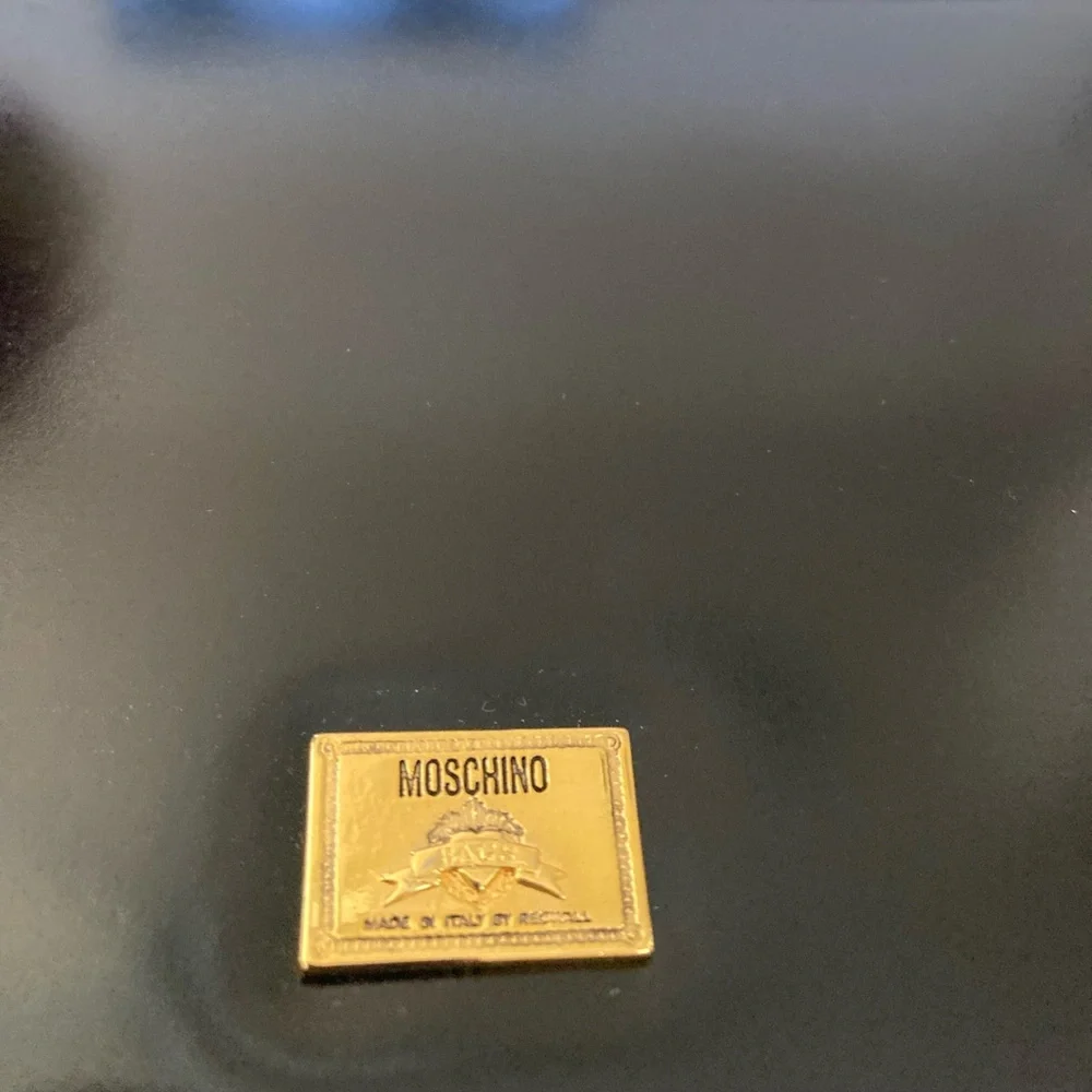 Pre-Loved Authentic Moschino Redwall Black Gold Heart Leather Envelope Clutch - Picture 4 of 9